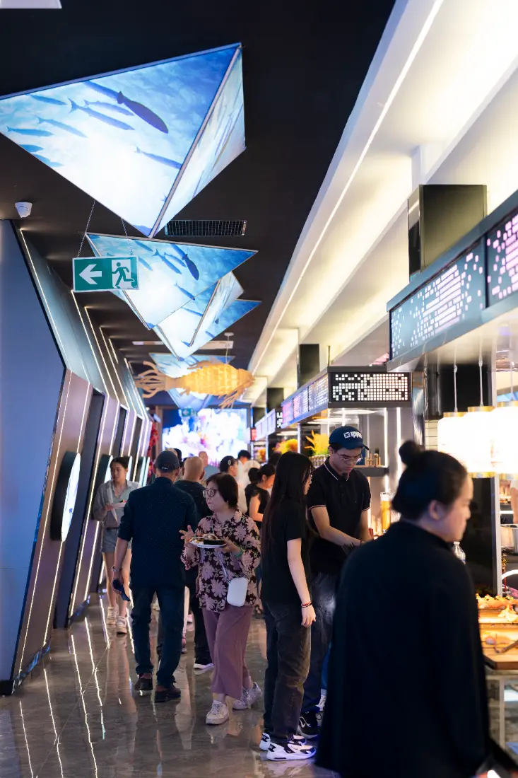L'allée du buffet à volonté du restaurant à Romainville