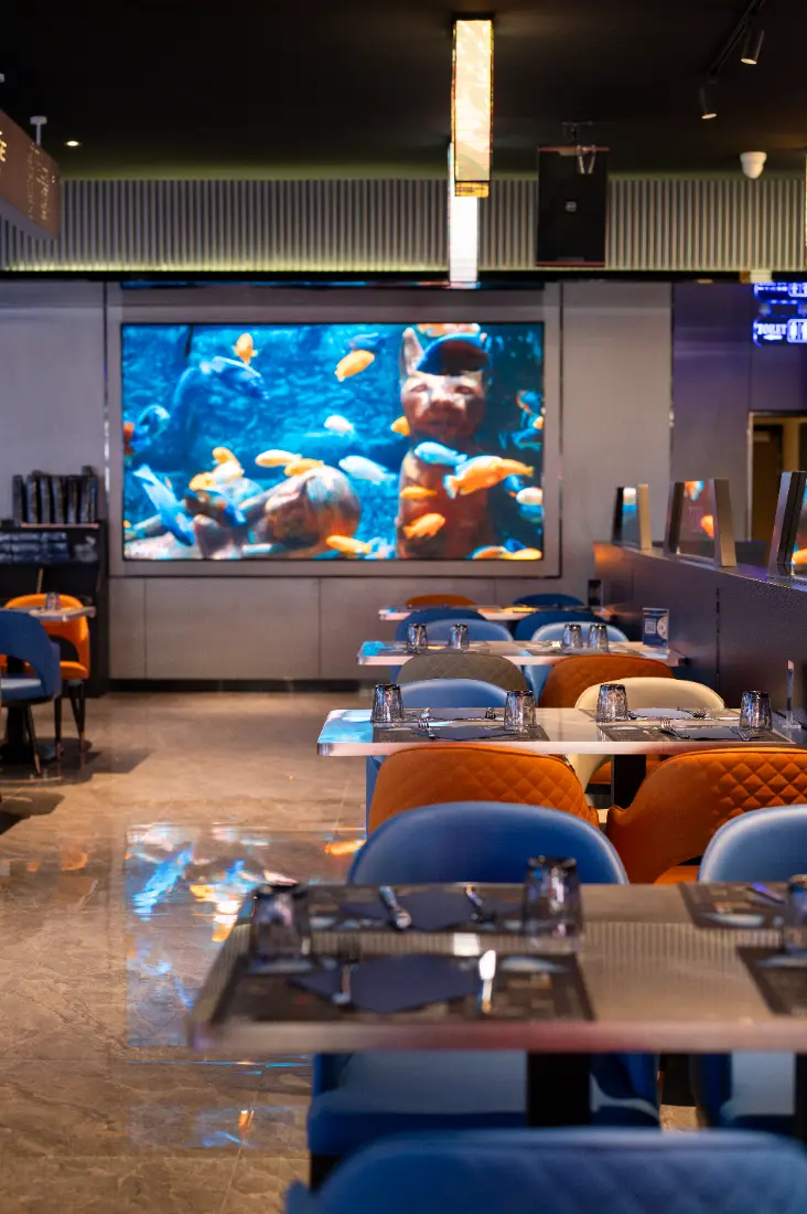 Décor aquarium à l'entrée du restaurant La Croisière