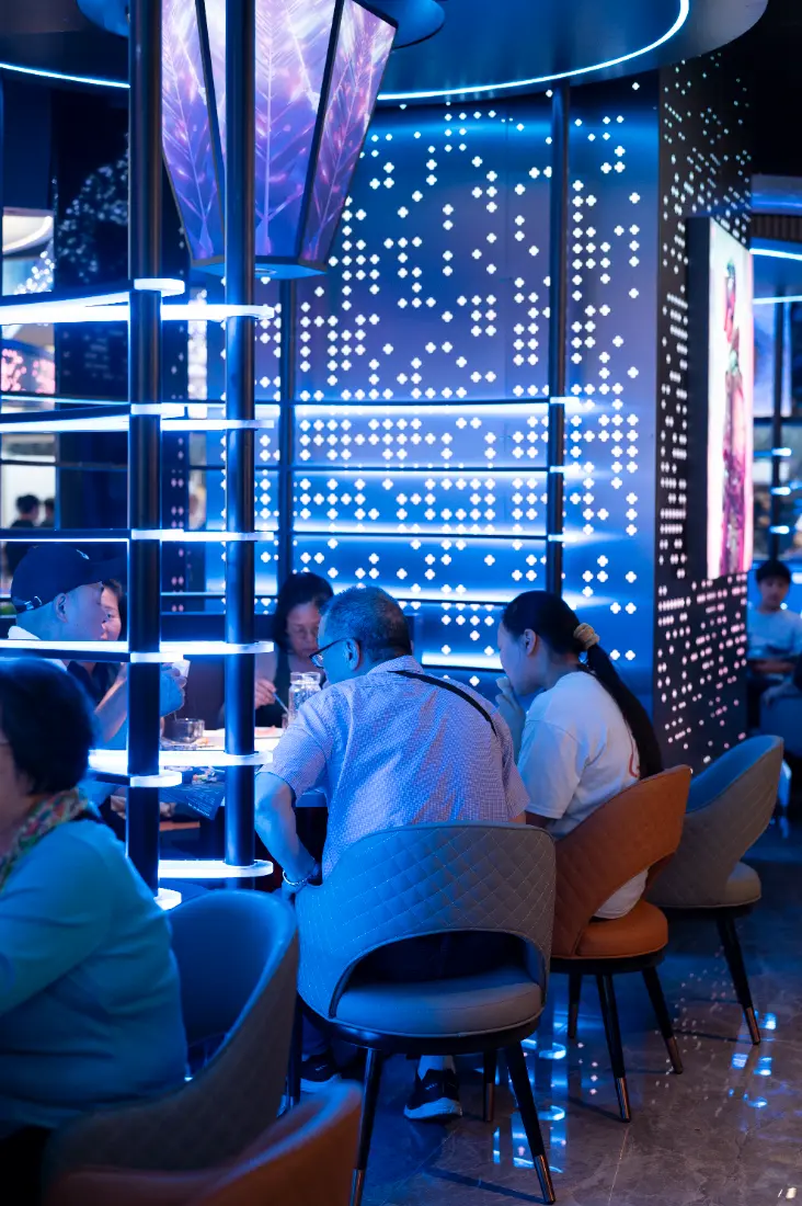La salle du restaurant La Croisière à Romainville, décor de paquebot