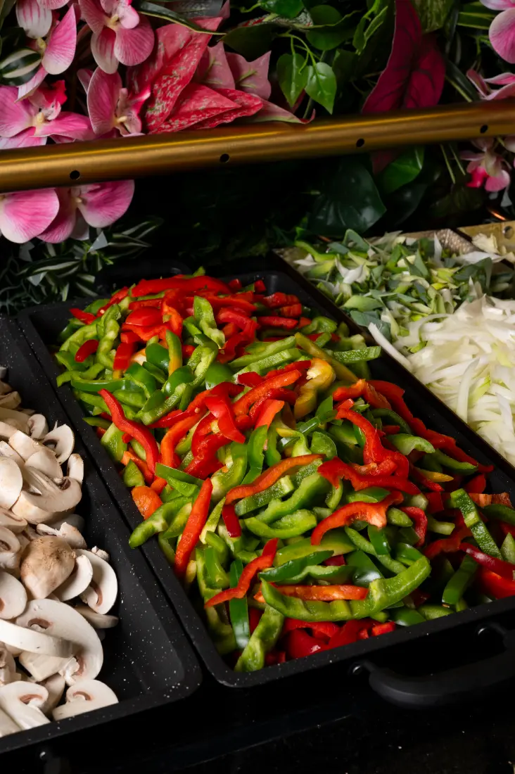 Spécialités asiatiques présentées sur le buffet du restaurant